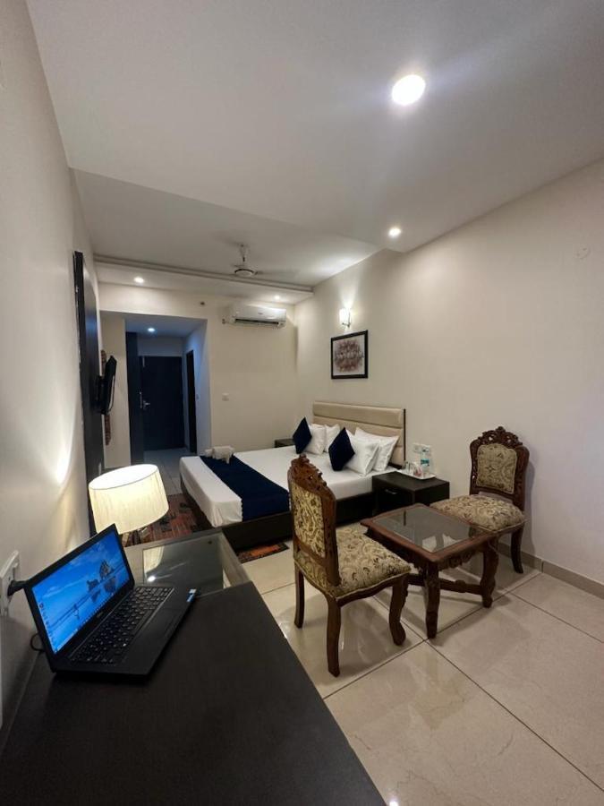 Jb Residency Zirakpur !! Top Rated & Most Awarded Property In Zirakpur Hotel Exterior foto