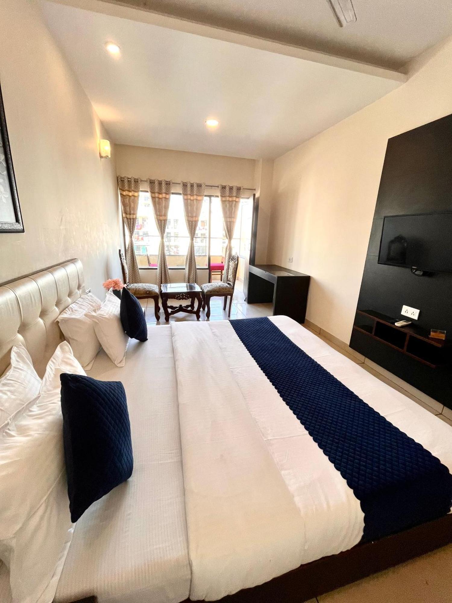 Jb Residency Zirakpur !! Top Rated & Most Awarded Property In Zirakpur Hotel Exterior foto